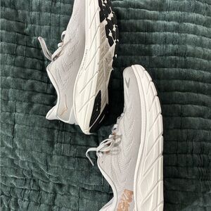 HOKA Women's Arahi 6 Running Shoes